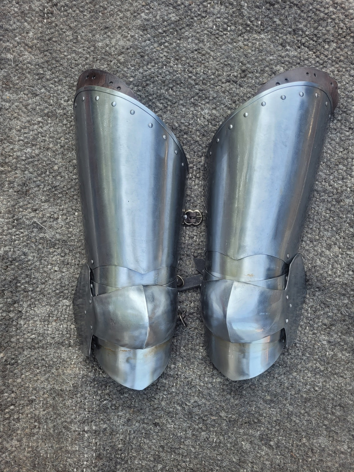 Beinpanzer set 14tes Jhd. blank