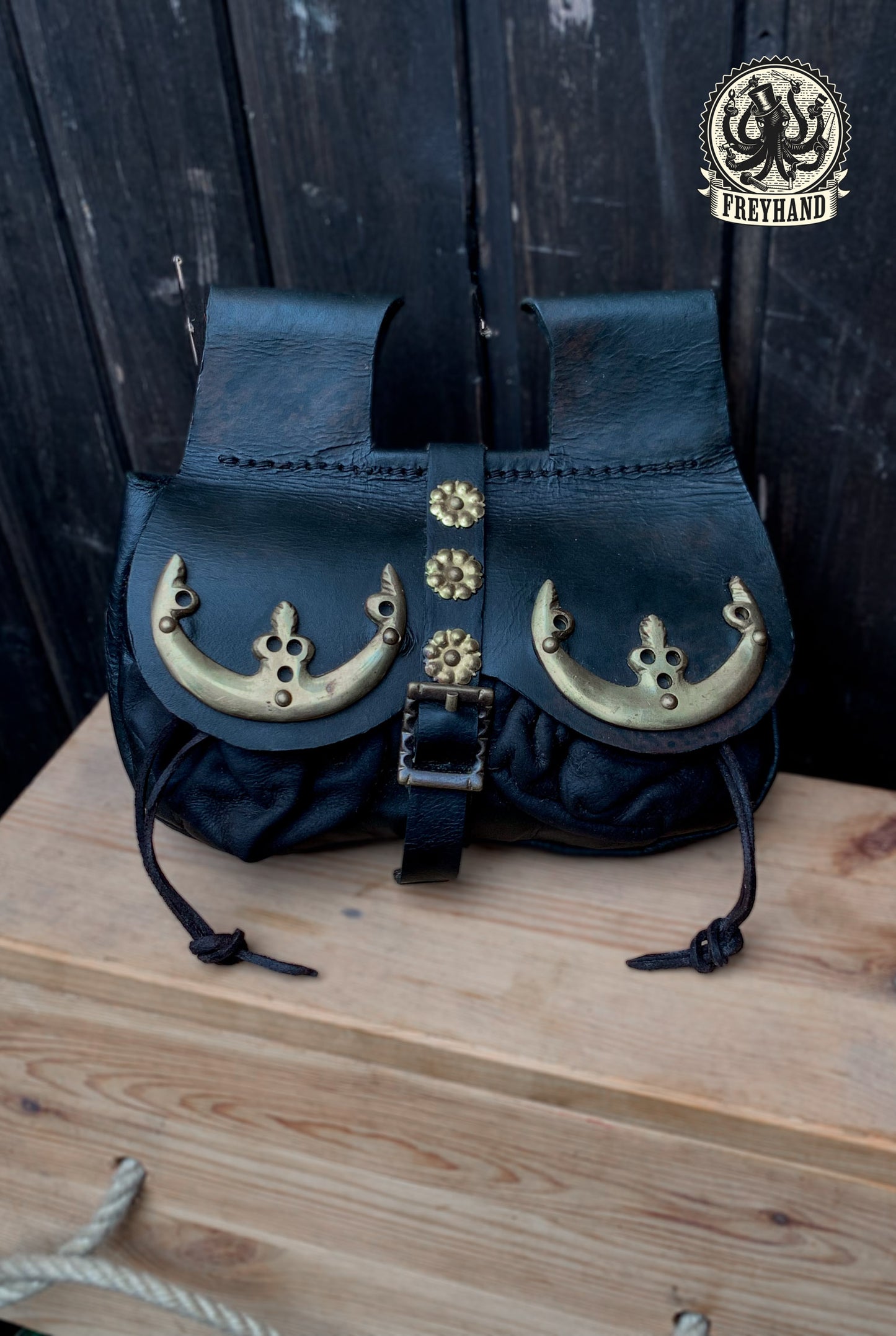 Nierentasche mit Messingbeschlägen "Louis" Leder