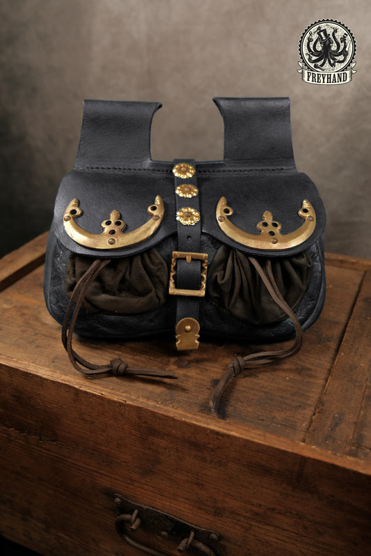 Nierentasche mit Messingbeschlägen Louis Blau