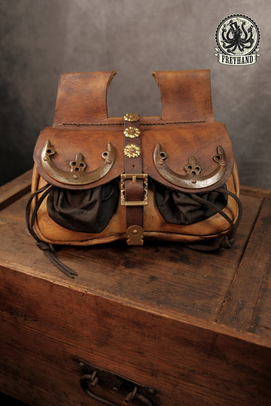 Louis Nierentasche mit Messingbeschlägen Hellbraun