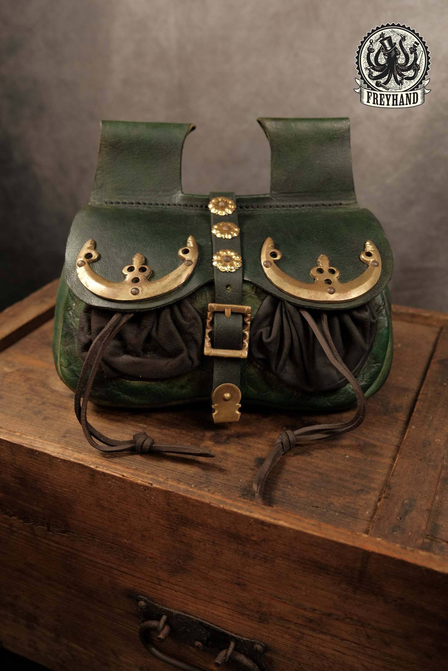 Nierentasche mit Messingbeschlägen "Louis" Leder