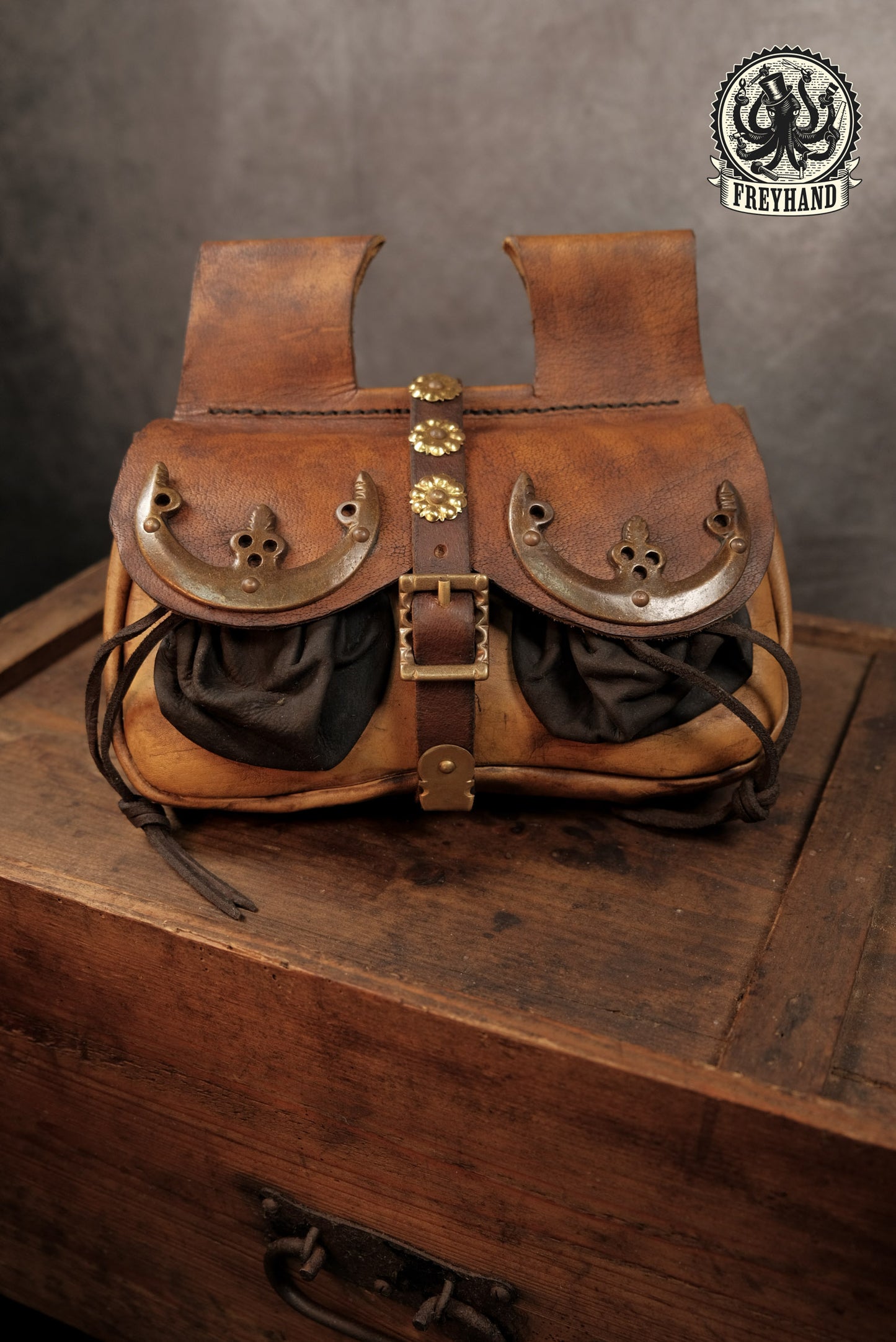 Nierentasche mit Messingbeschlägen "Louis" Leder