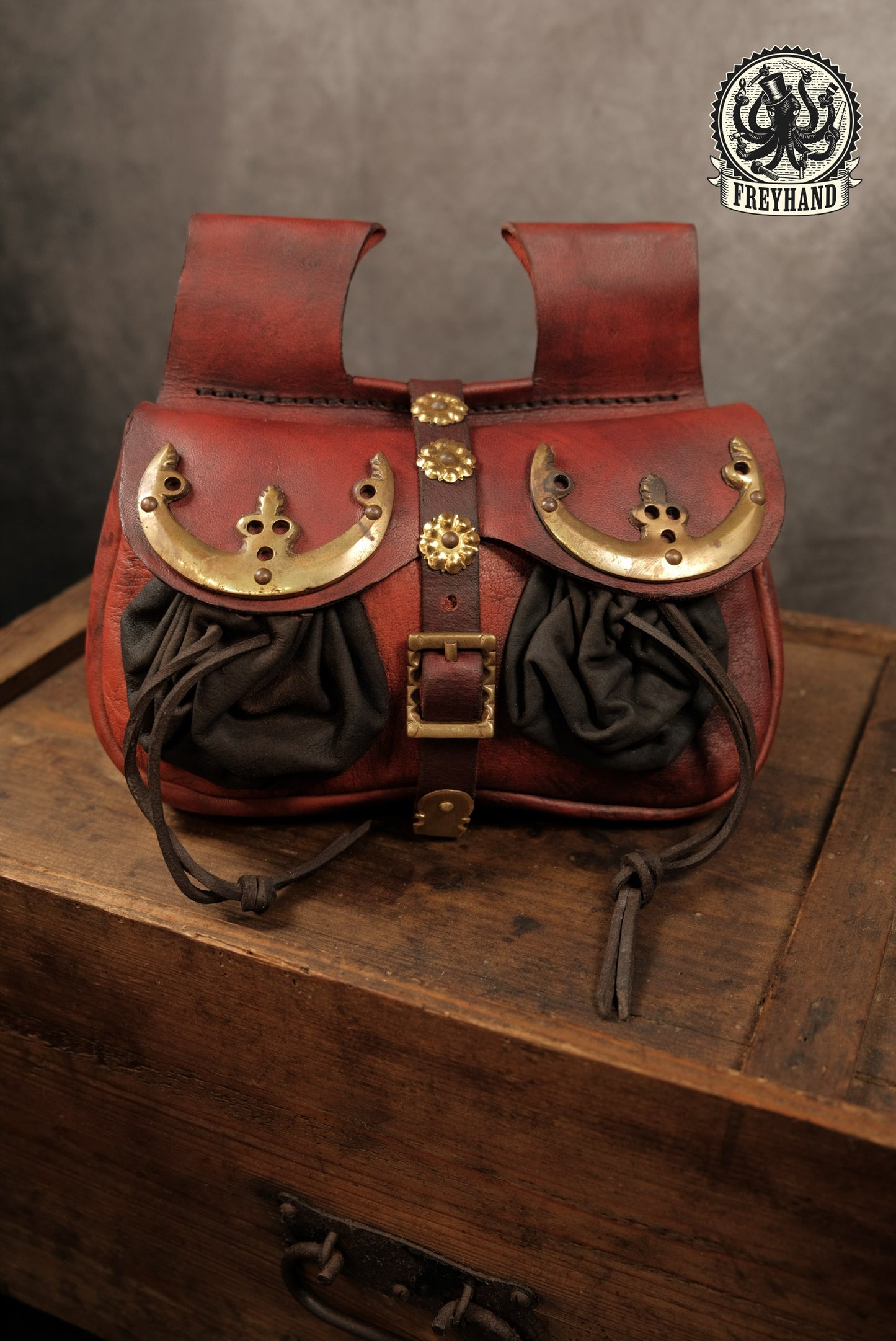 Nierentasche mit Messingbeschlägen "Louis" Leder