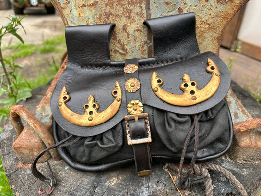Nierentasche mit Messingbeschlägen "Louis" Leder schwarz