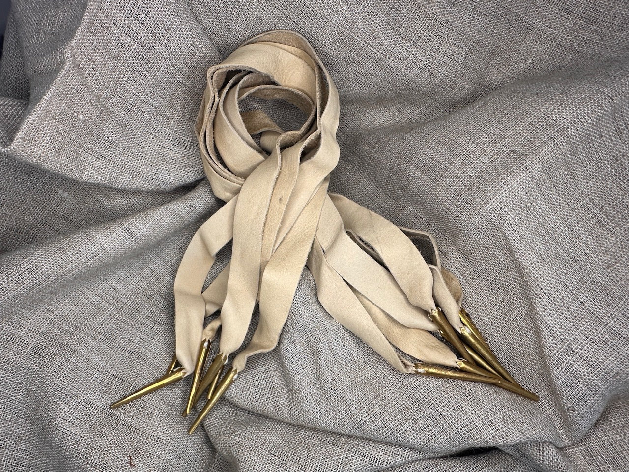 Nestelschnüre 45cm Leder mit Messingspitzen 6 Stck.