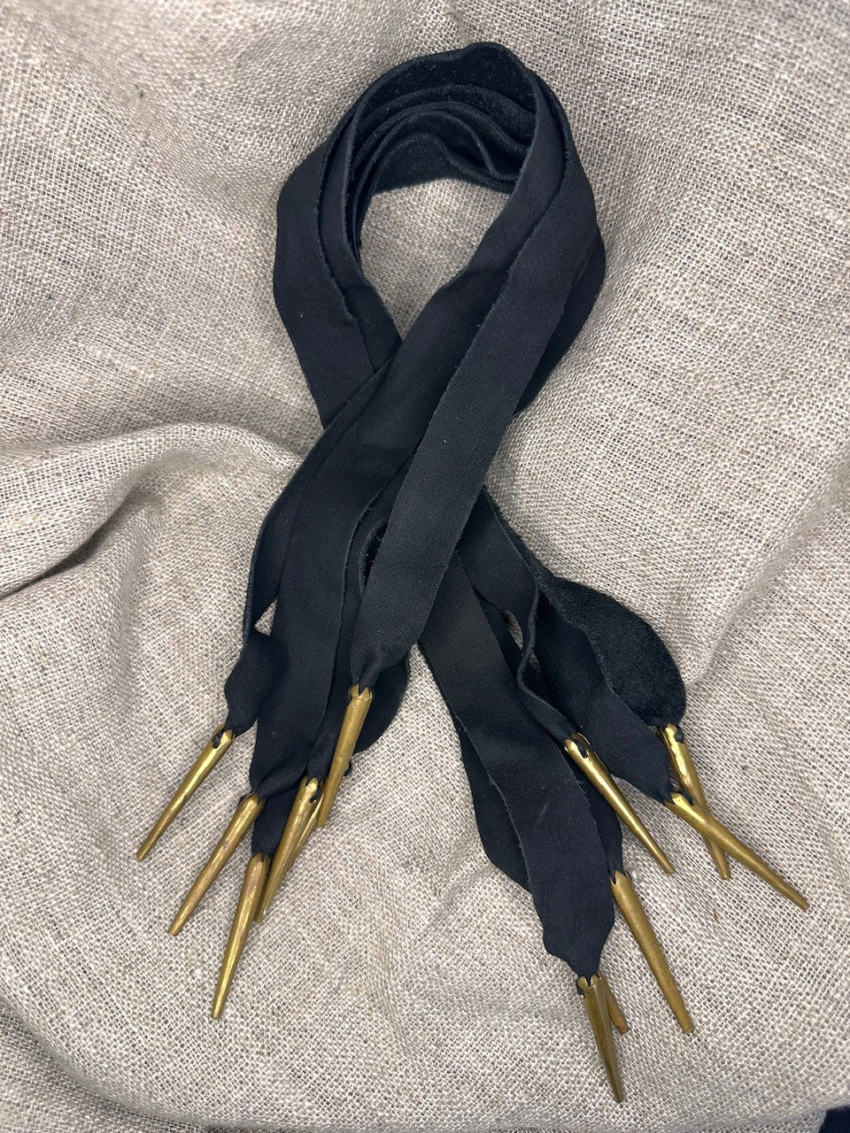 Nestelschnüre 45cm Leder mit Messingspitzen 6 Stck.
