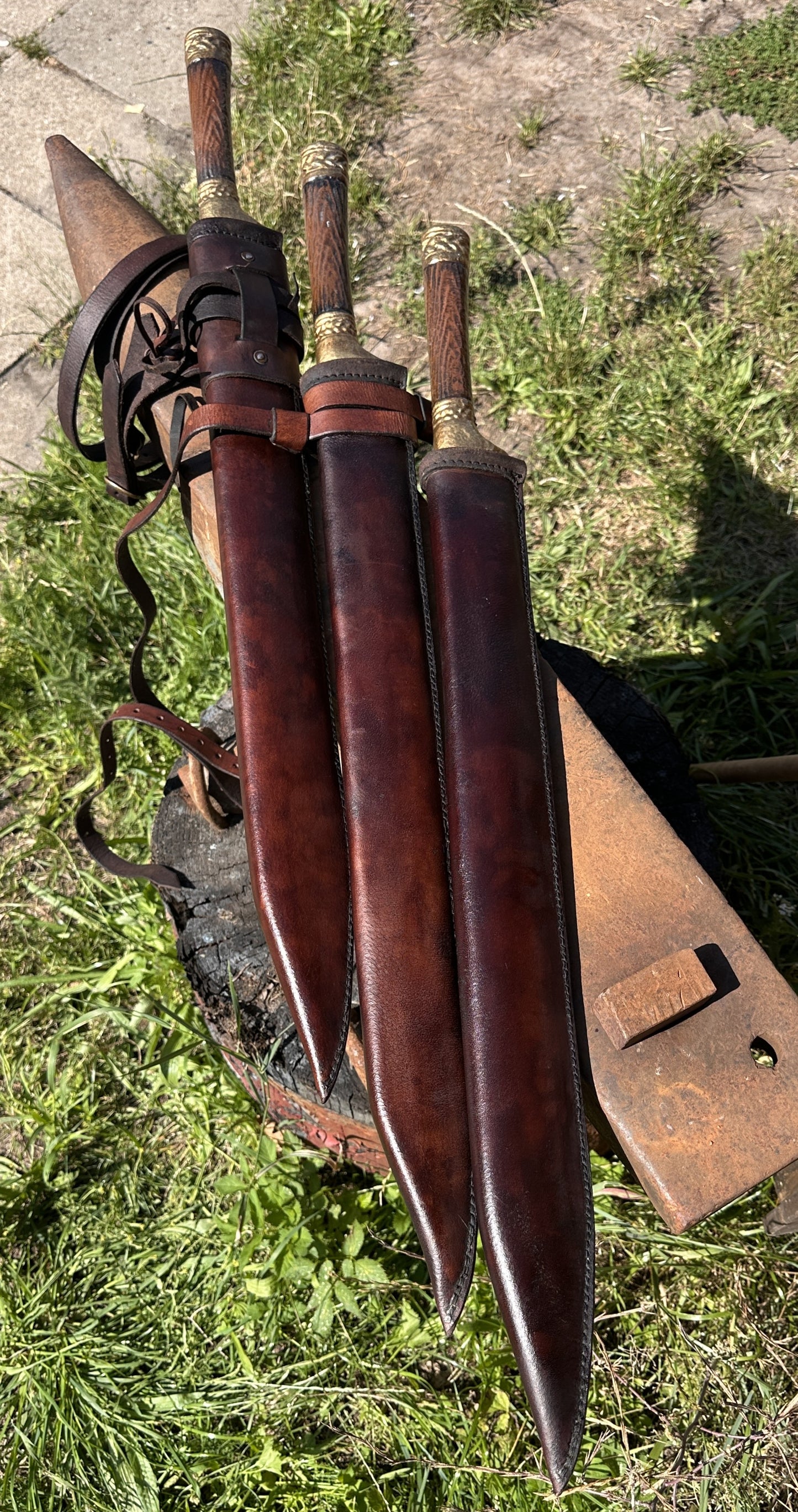 Set aus Saxschwert, Lederscheide und Schultergurt